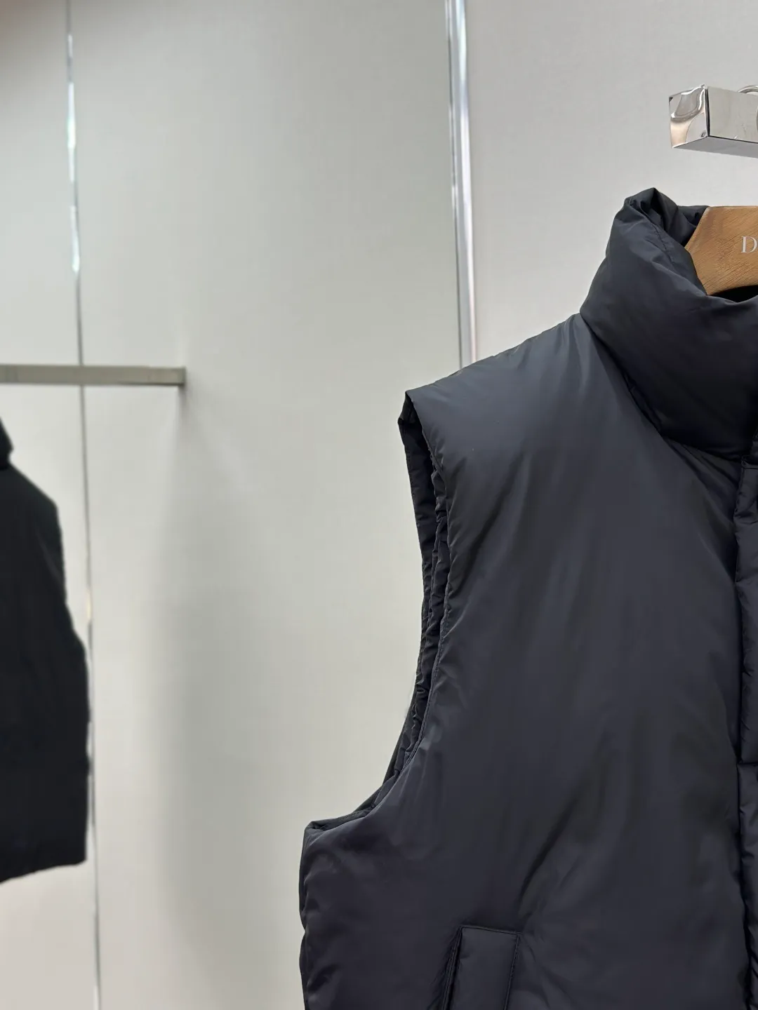 P810 AMIPARIS love padded embroidered down vest Fabric selection: Taffeta fabric woven from 100% polyester fiber. It adopts warp and weft plain weave and is woven very tightly, making the surface of the fabric extremely smooth and flat, with a "skinny" and stiffness that is not easy to collapse. When rubbed or moved around, it will make a unique, crisp "rustling" sound. At the same time, it has a delicate plain texture and a soft, elegant silky luster. This kind of luster is not as dazzling as satin, but more restrained and advanced.  Lining selection: Use 100% nylon to create the lining. The high-density and tight weaving process prevents tiny lint from getting out of the gaps in the fabric. The smooth surface improves the putting on and taking off experience, and the excellent wear and tear resistance ensures damage caused by frequent use, while the light and soft texture does not affect the overall weight.  Technology: The fabric and padding material are tightly fixed on the frame of the embroidery machine. The embroidery machine uses sparse stitches along the padding layer to outline the filling area of the pattern, and then runs the overlay layer's padding, using dense stitches to perfectly cover the foam padding layer, thus forming a slightly raised love embroidery, which feels soft and full, enhancing recognition while maintaining a low profile. High-quality filling: It uses 90 white duck down with a weight of 160g to ensure excellent thermal insulation performance. After strict screening and processing, the velvet is not easy to get drilled, ensuring durability.  Accessories: One-to-one customized three-standard, one-to-one customized hem elastic buckle, one-to-one customized snap button SIZE: XS S M L
